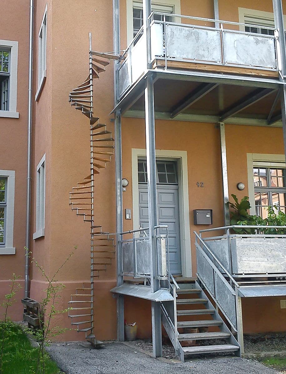 ¡Gracias a estas escaleras, los gatos pueden salir de los edificios con seguridad!
